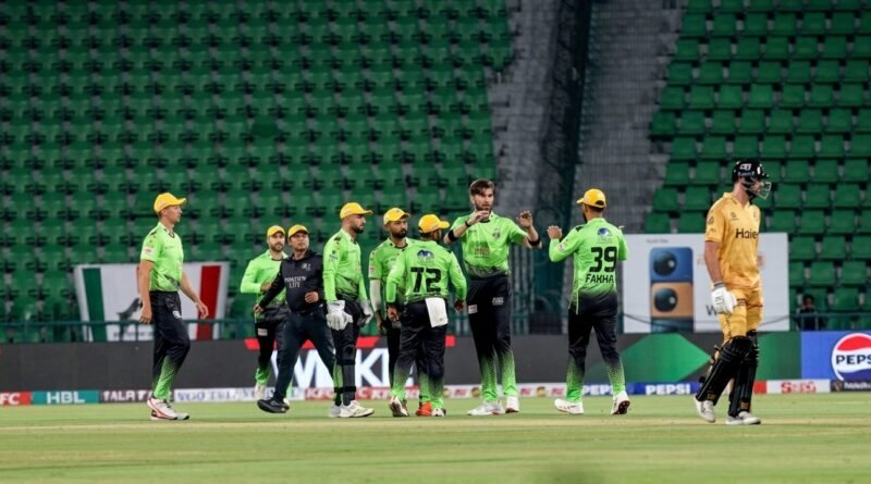 Lahore Qalandars enjoying after Shaheen shah Afridi take a wicket, Photo via: ESPNcricinfo